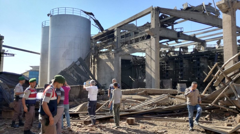 Взрыв на заводе в Айдыне: под завалами могут быть рабочие
