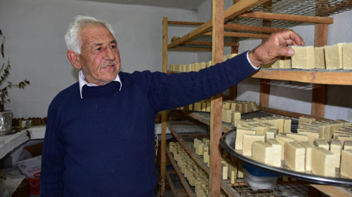 Турецкий фермер делает мыло из ослиного молока