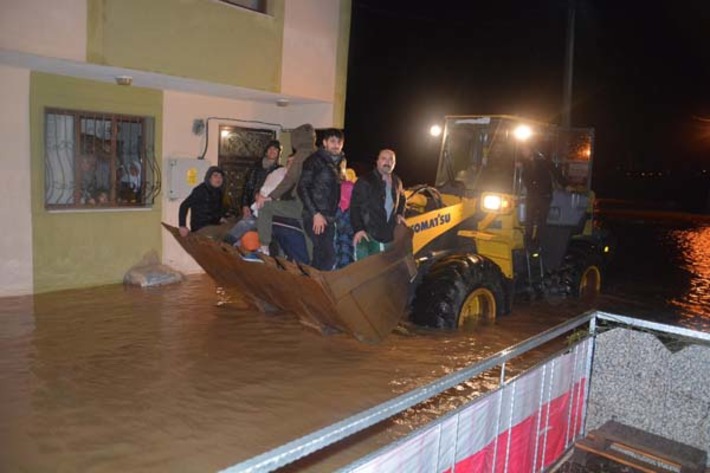 В Манисе пострадавших из района затопления вывозили в ковше трактора