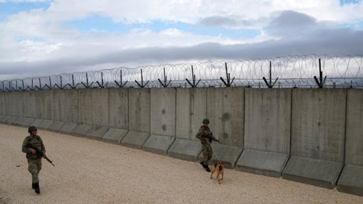 На границе между Турцией и Сирией построена стена протяженностью 781 км