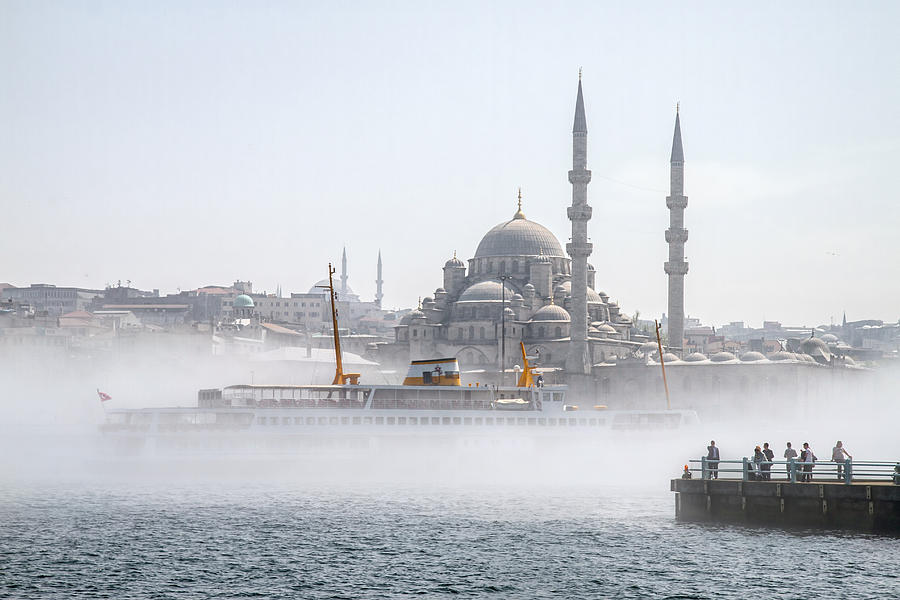 Стамбул накрыл густой туман