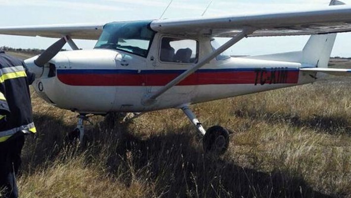 Легкий самолет Cessna 152 совершил вынужденную посадку в поле