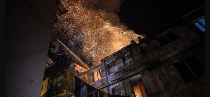 Трехэтажный дом загорелся в Стамбуле (фото)