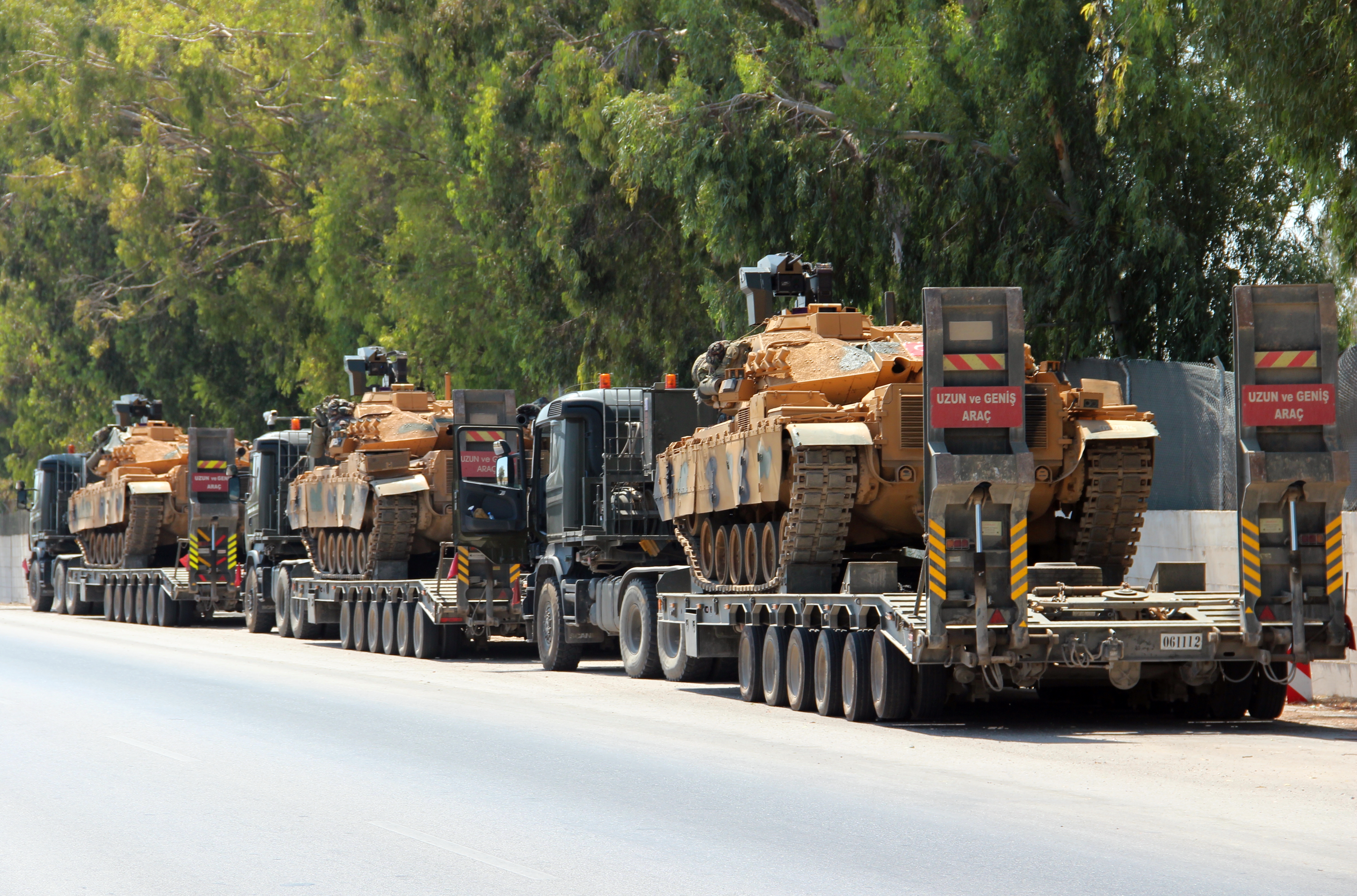 Турция перебросила танки на границу с Сирией 