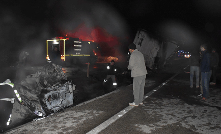 В Афйонкарахисаре столкновение грузовиков унесло жизни трех человек