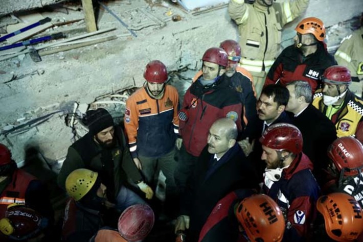 Из под завалов рухнувшего дома в Стамбуле спасено 12 человек