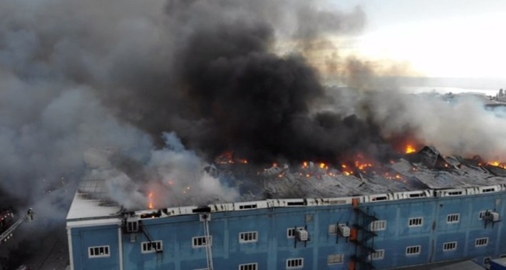 В промзоне Стамбула вспыхнул пожар