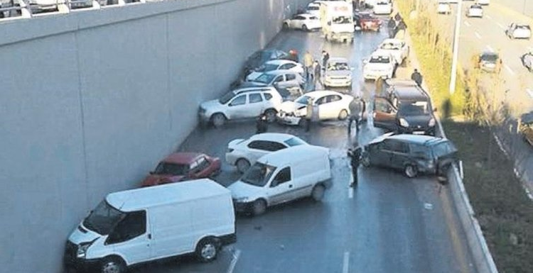 Более 20 автомобилей столкнулись в Анкаре