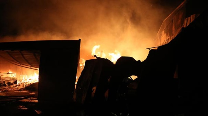 Крупный пожар на мебельной фабрике в Адане
