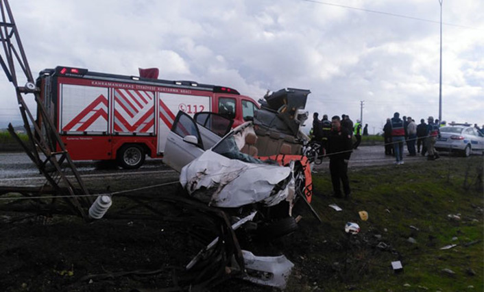 В городе Пазарджик автомобиль врезался в грузовик: 1 умерший, 2 пострадавших