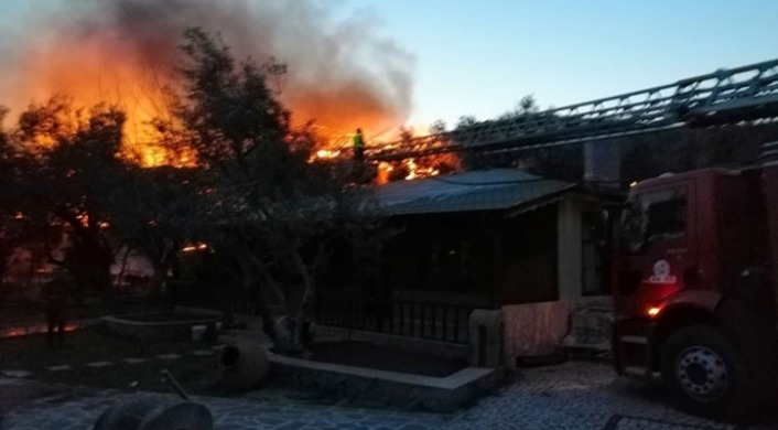 В провинции Чанаккале горит туристический отель