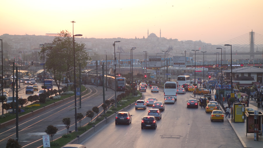 Движение в Стамбуле стало интенсивнее в связи с началом работы школ