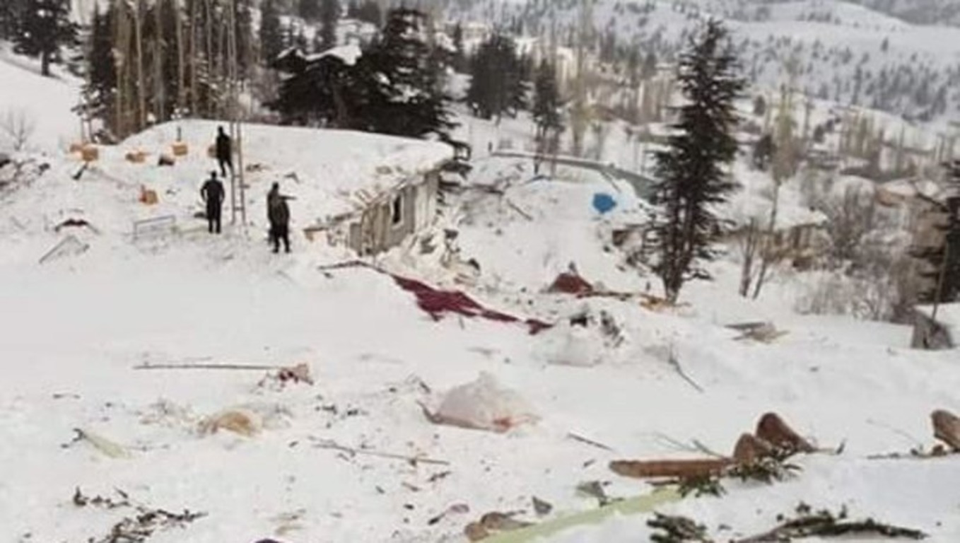 Снежная лавина сошла на жилые дома в Турции