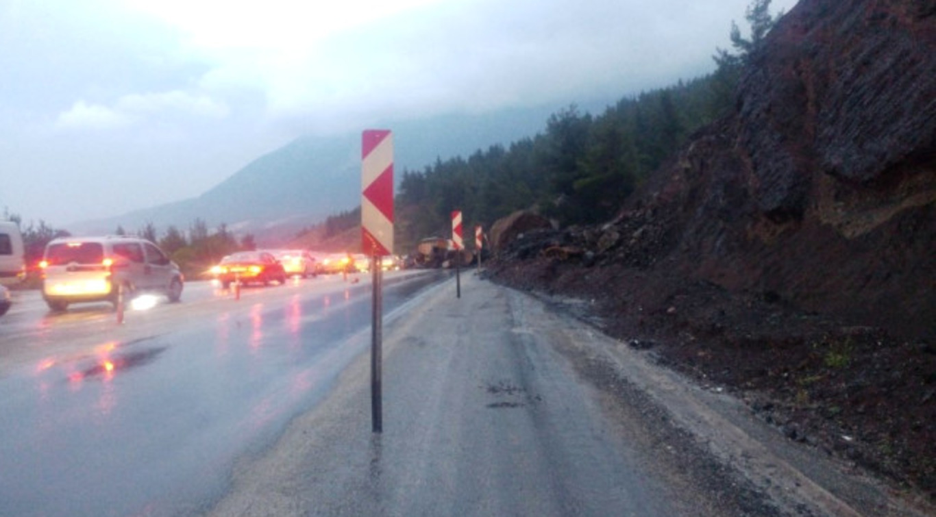 Проливной дождь вызвал оползень на автодороге Анталия-Денизли 