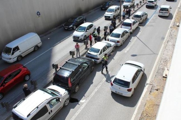 В центре Анталии столкнулись 10 автомобилей