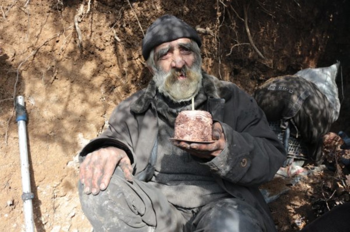 В Турции мужчина 40 лет живет в пещере