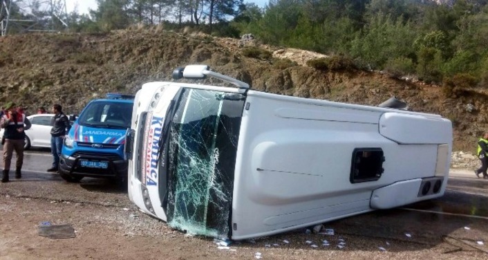Пассажирский автобус перевернулся в Анталье: 10 человек ранены