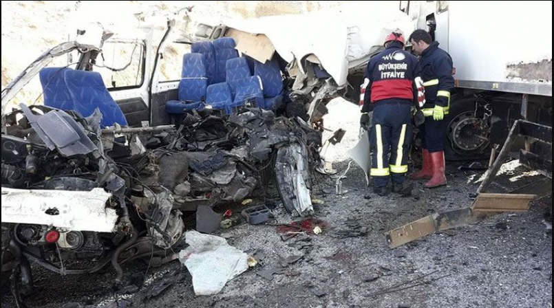 Грузовик и микроавтобус столкнулись в Ване: 8 погибших, двое пострадавших