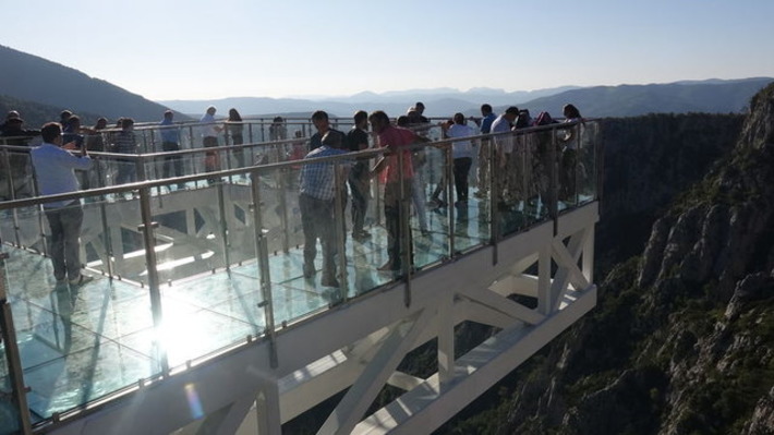 Стеклянная терраса в турецком каньоне на высоте 450 метров ждет туристов
