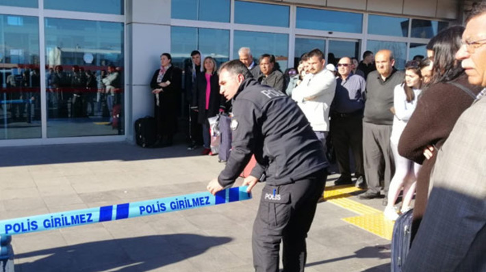 В аэропорту Кайсери полицейский открыл стрельбу