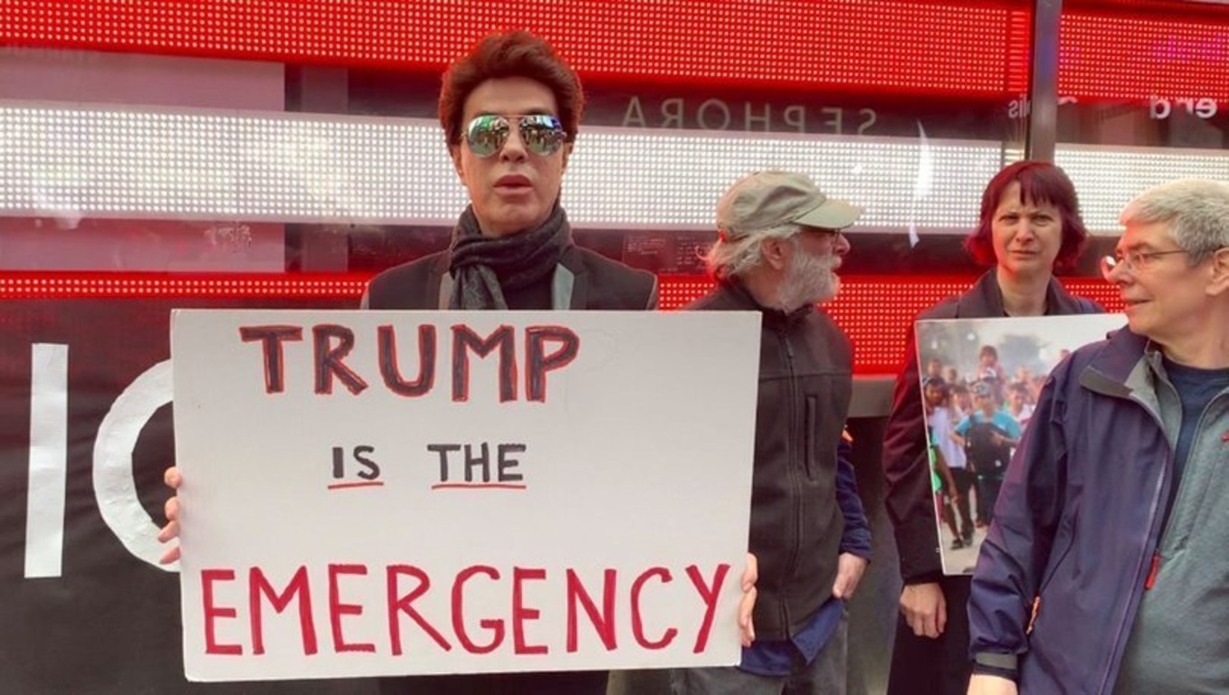 Турецкий певец вышел с плакатом против Трампа на улицы Нью-Йорка