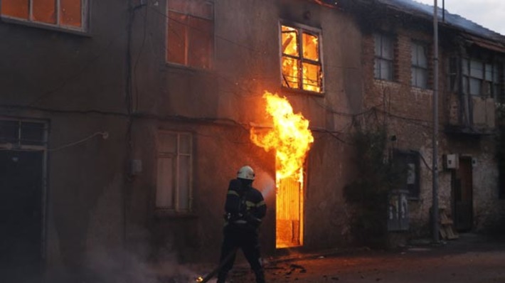 В центре Антальи сгорели три заброшенных дома