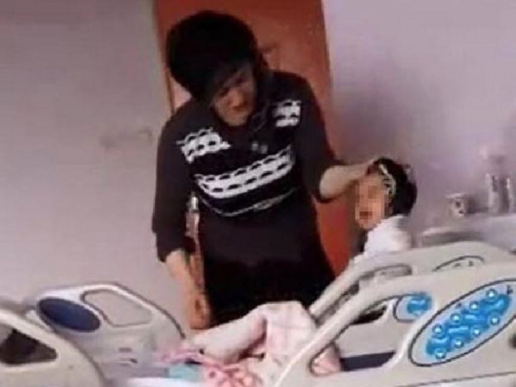 В Турции арестована женщина, избившая своего ребенка 