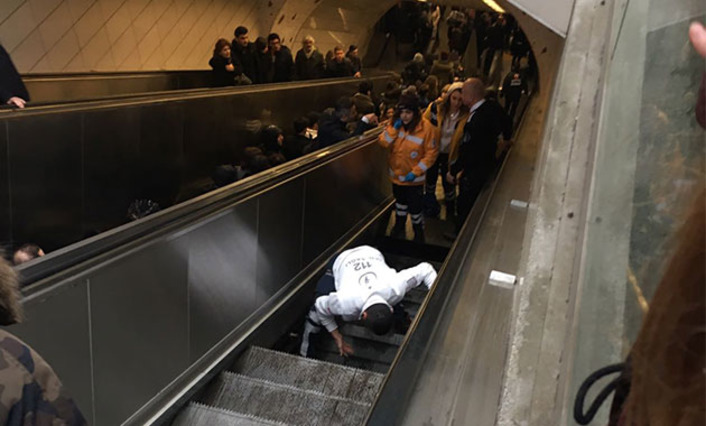Пассажир провалился в дыру в эскалаторе в стамбульском метро