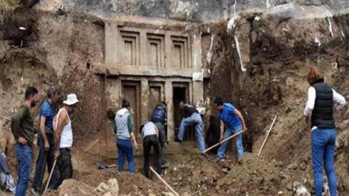 Житель Антальи раскопал на своем огороде древнюю гробницу 