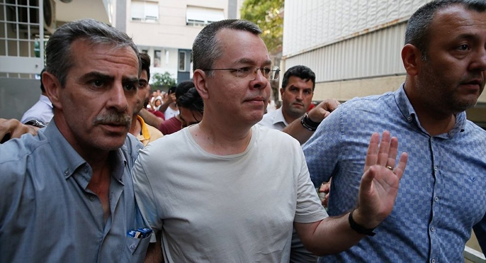 Суд в Турции отказался освободить американского пастора из-под домашнего ареста