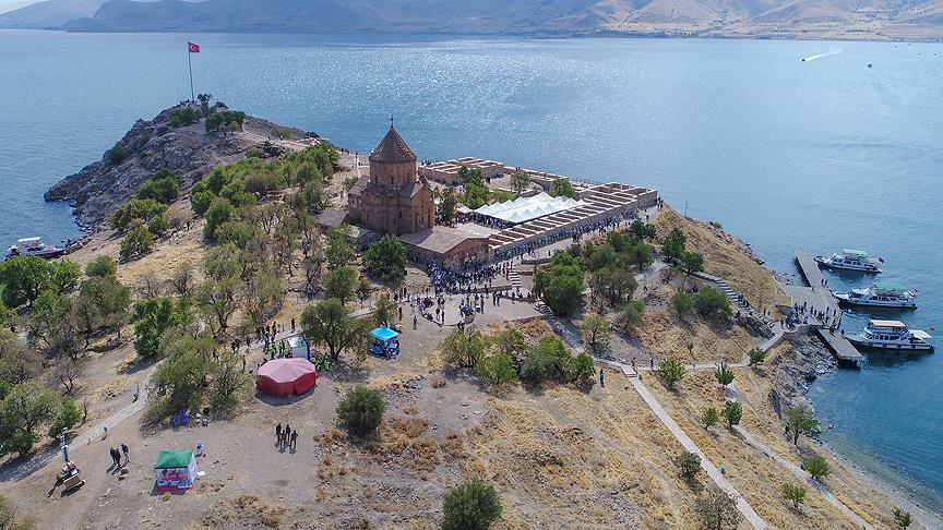 На острове Акдамар впервые за три года проходит богослужение