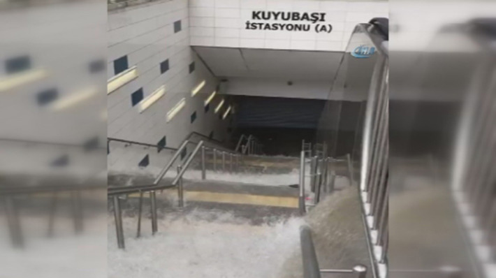 Проливные дожди затопили метро Анкары (видео)