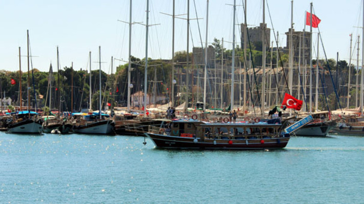 Греческая полиция наложила арест на туристическое судно под турецким флагом