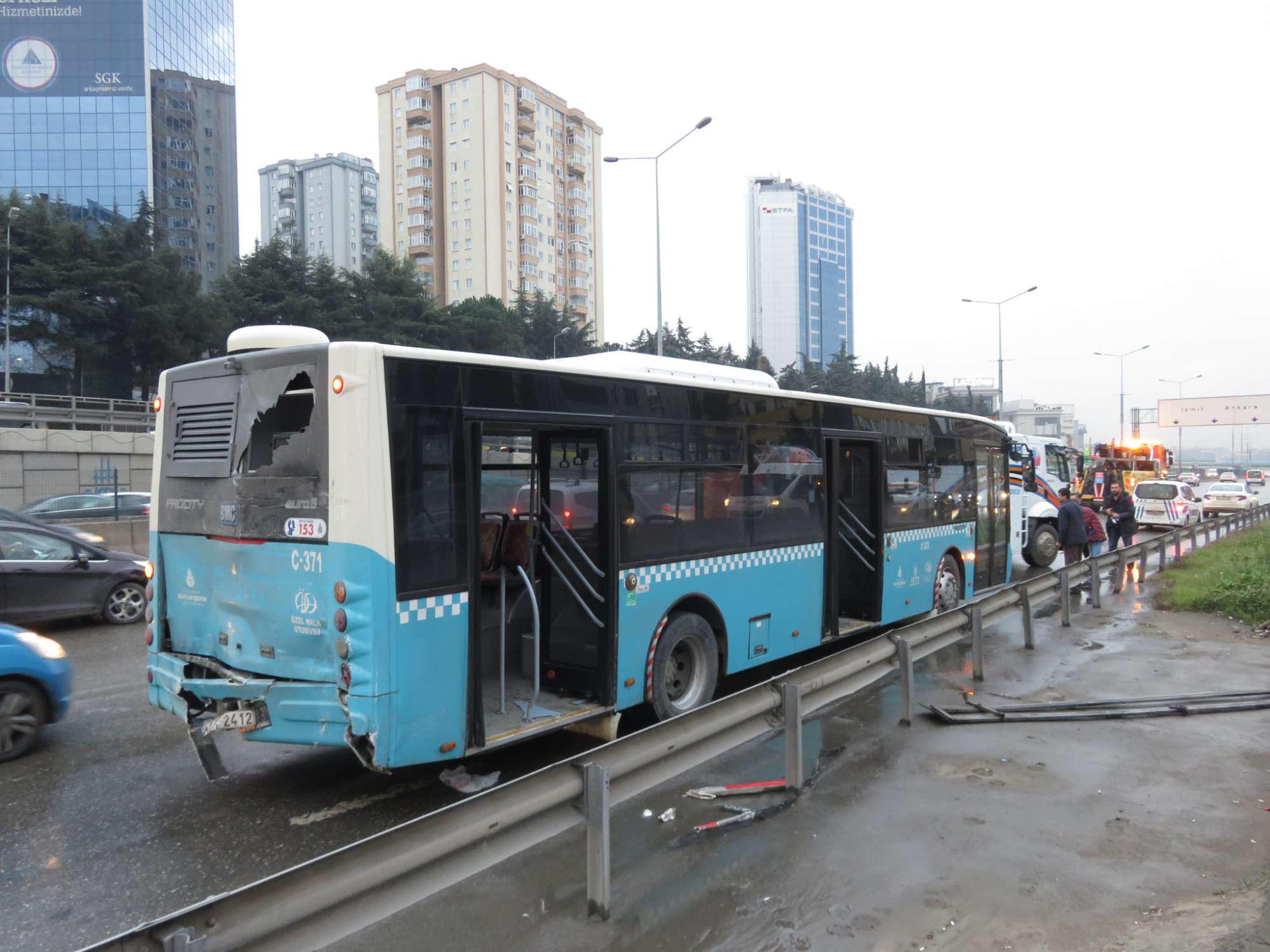 Авария в Кадыкёй: фура врезалась в остановку, а после в фуру врезался автобус (фото)