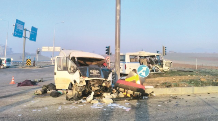 Два автобуса столкнулись в Бурсе: 3 человека погибли, 27 ранены