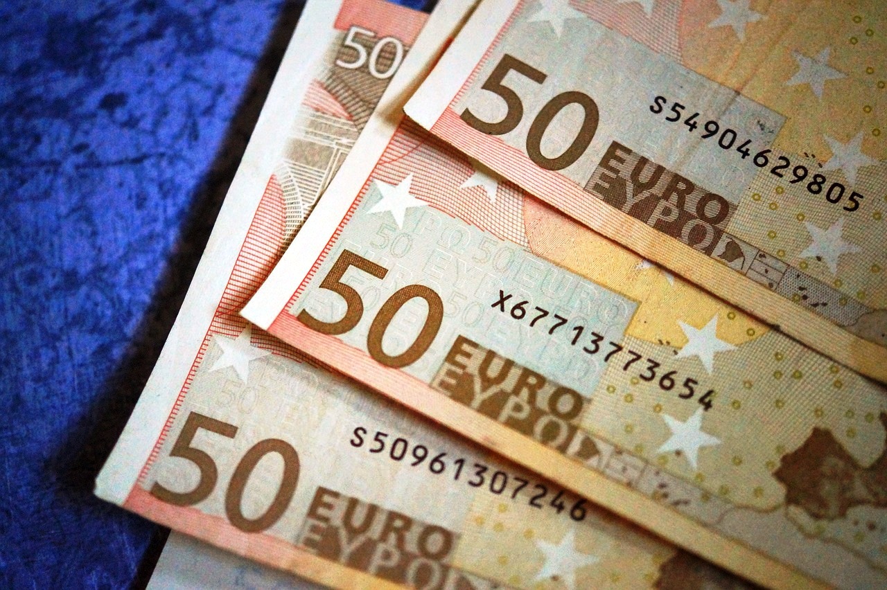   Что означает посторонний штампик на банкноте в 50 евро?   