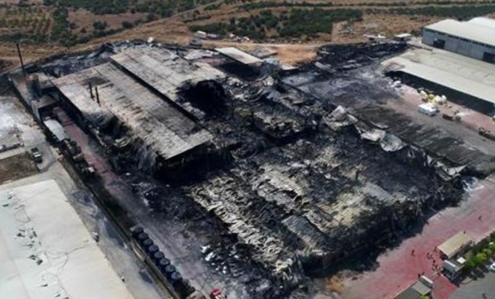 В промзоне Анталии сгорела фабрика площадью 19 тыс. кв. м