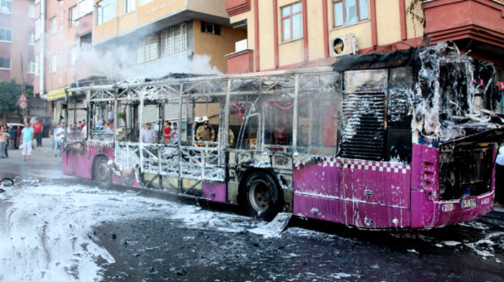 В Стамбуле посреди улицы сгорел маршрутный автобус (фото)