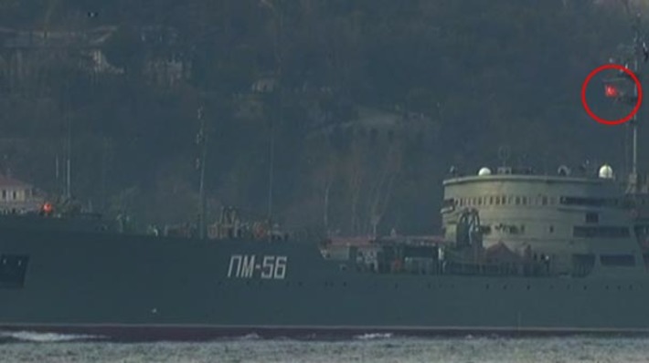 Российский военный корабль прошел Босфор под турецким флагом (видео)