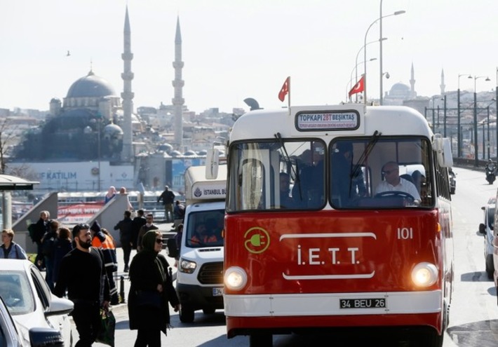 В Стамбуле запущен ностальгический электробус «Тосун»