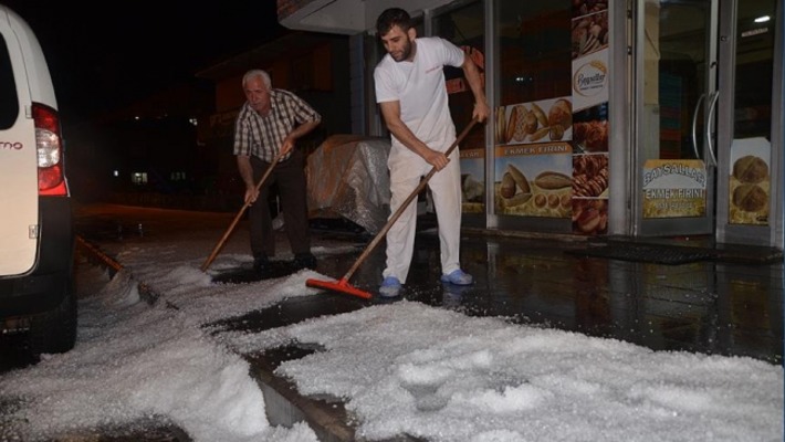 Улицы Сарыкамыша покрылись снегом в разгар лета