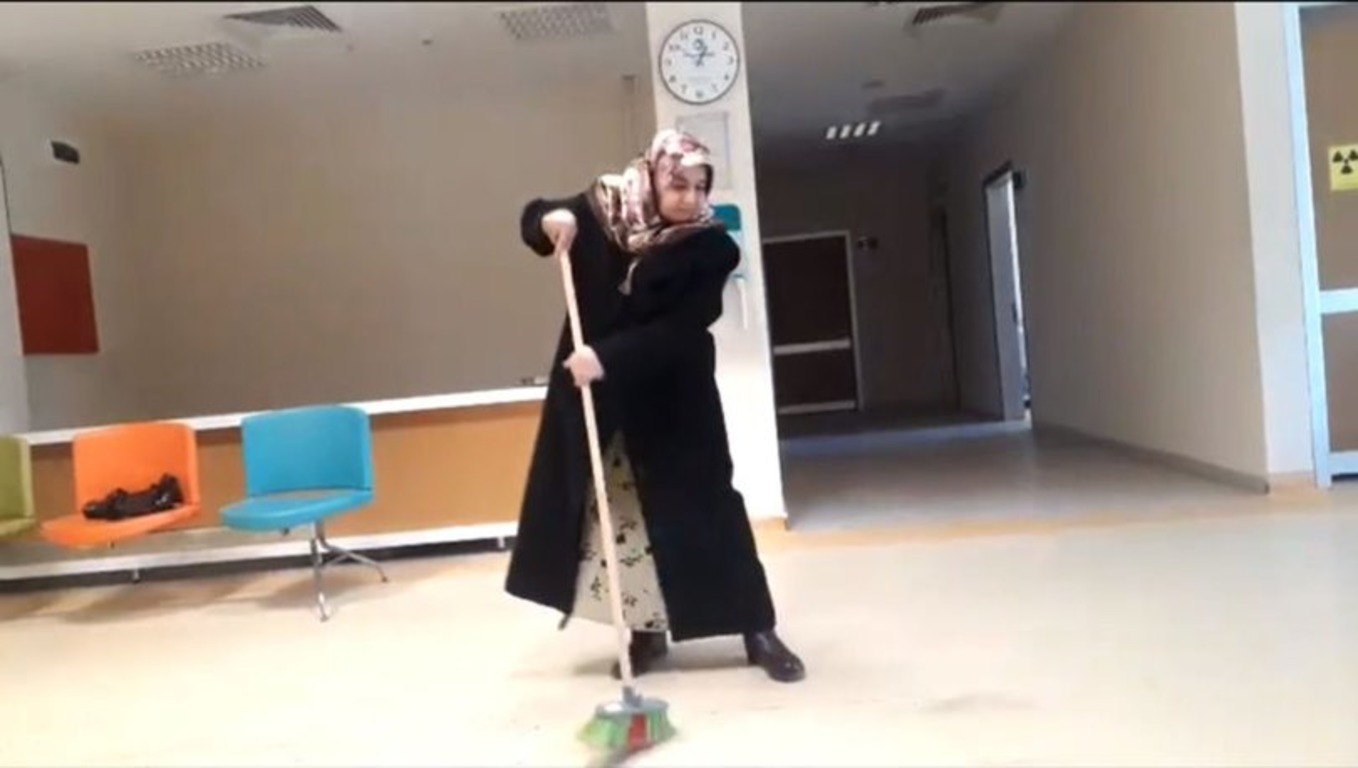 В Бурсе пациентка сделала уборку в клинике 