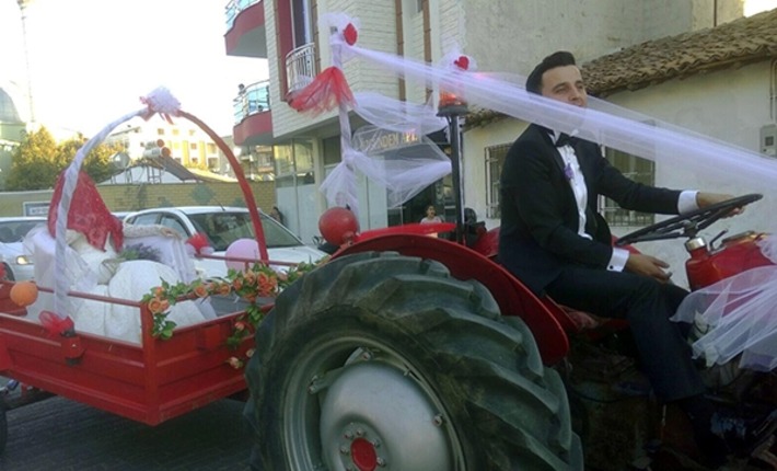 Инженер из Айдына приехал за невестой на тракторе