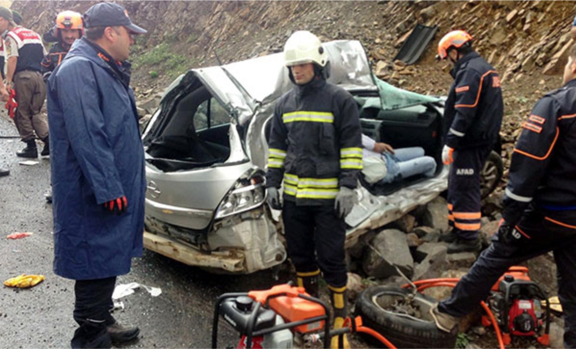 В Эрзуруме автомобиль столкнулся с фургоном:  трое погибших, один раненый