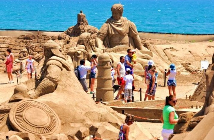 Выставка песочных скульптур проходит в Ларе