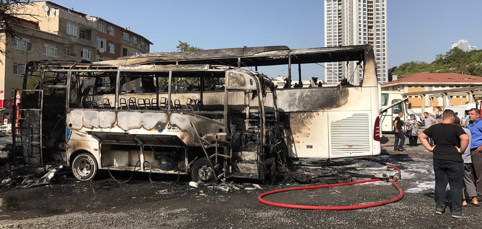 На частной парковке в Стамбуле сгорело 4 автобуса и 1 автомобиль