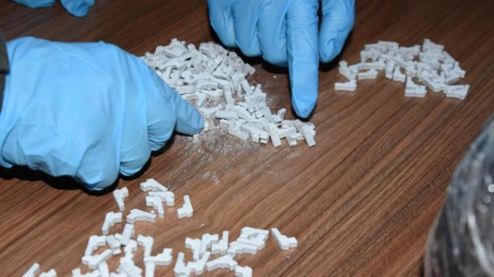 Из Стамбула в Анталью везли таблетки с наркотиками в форме пистолета