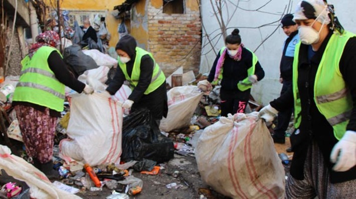 Арендатор в Турции заполнил частный дом доверху мусором