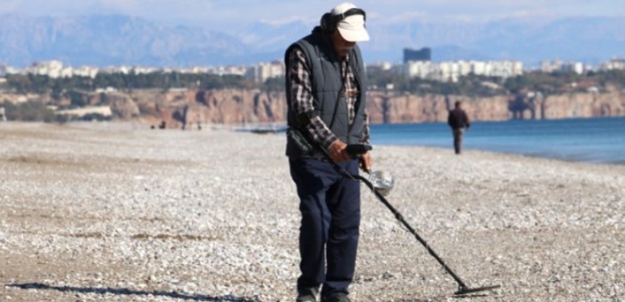 Охотники за "сокровищами" вышли на опустевшие пляжи Антальи