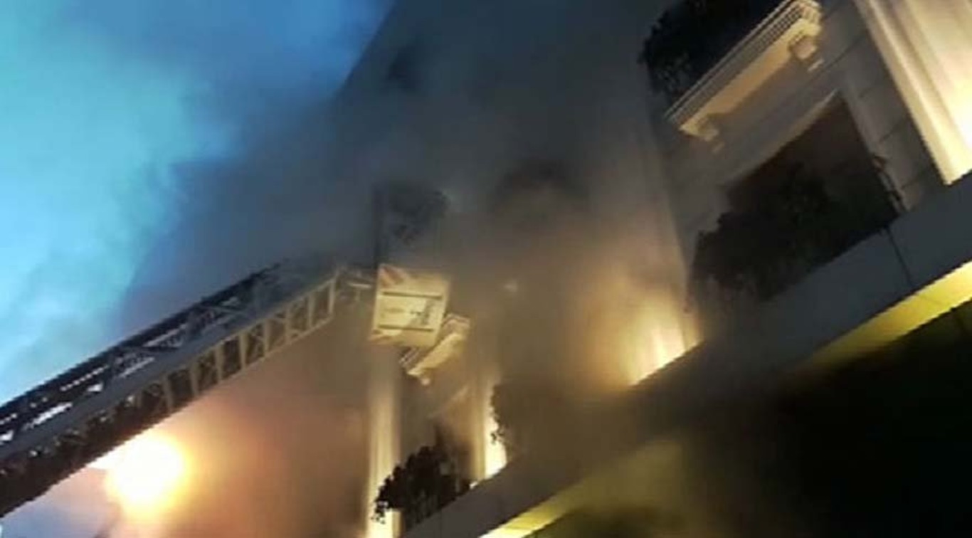 В Стамбуле горит отель